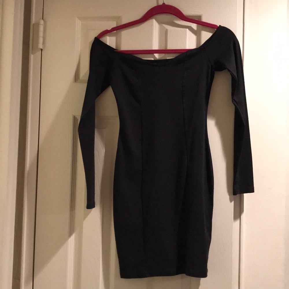 black bodycon dress